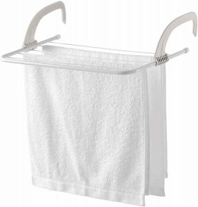 Colgar toalla de mano en el baño